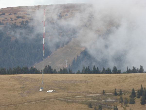 LIDAR System neben einem  Windmessmast mit 80m Höhe. (IEA Wind Task 32, 2016-2019)