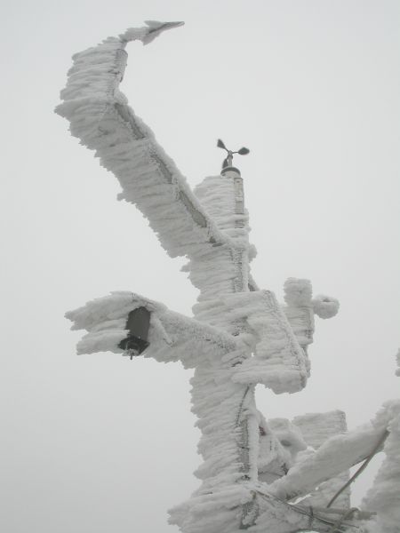 Schwere Vereisung an einer meteorologischen Messung. Das einzige nicht vereiste Instrument ist das beheizte Anemometer, oben mittig im Bild.